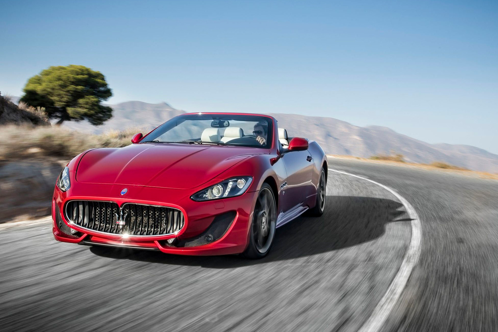 Красная мазерати. Maserati GRANCABRIO красный. Мазерати GRANCABRIO Sport. Maserati GRANCABRIO Sport 2020. Красная Мазерати кабриолет.