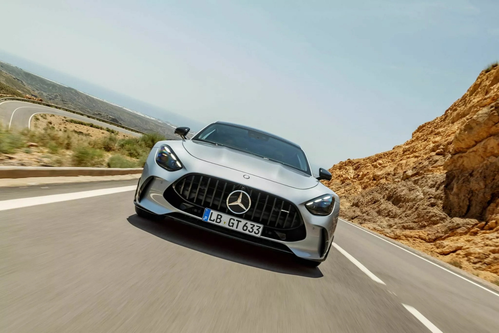 Mercedes-AMG GT 2024 демонстрирует улучшенную динамику - новость от Автодок