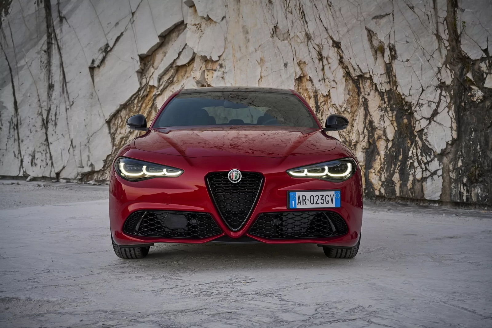 Яркие и стильные Alfa Romeo Giulia и Stelvio 2023 - новость от Автодок